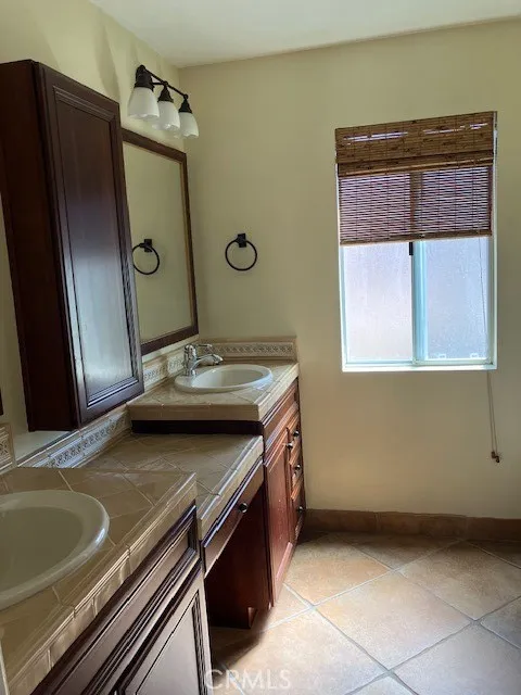 upstairs hall bathroom