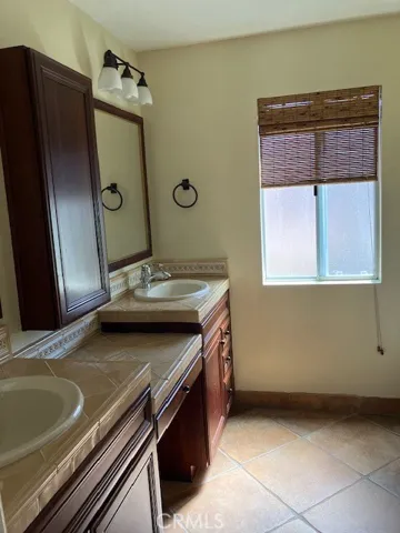 upstairs hall bathroom