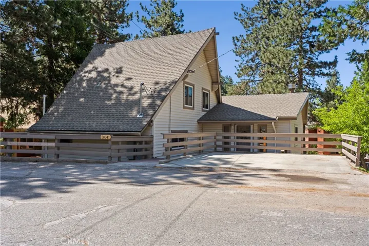 Welcome to 31041 Wildoak Dr located in the beautiful town of Running Springs, CA.