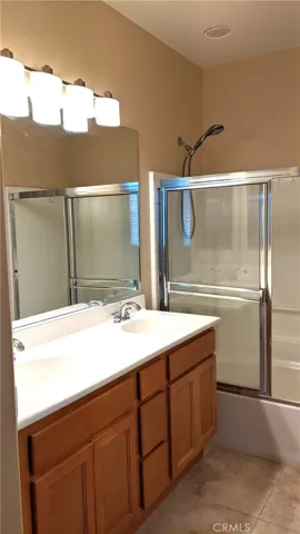 Double sink vanity in primary bath