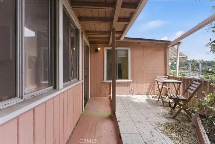 4th unit on 4th livel is 1 bedroom