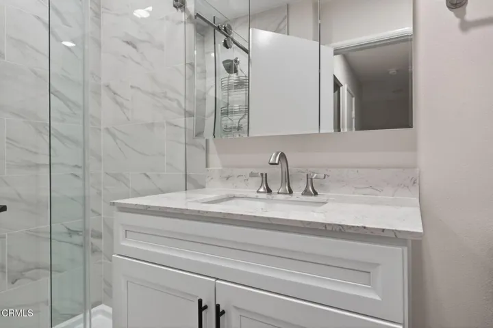 22-web-or-mls-UpmarketMedia-659Ree-065