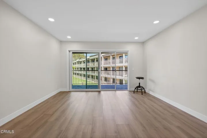 4-web-or-mls-UpmarketMedia-659Ree-012