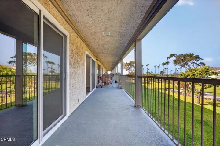 8-web-or-mls-UpmarketMedia-659Ree-024