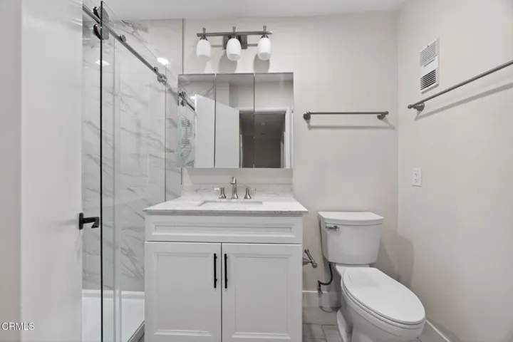 21-web-or-mls-UpmarketMedia-659Ree-061