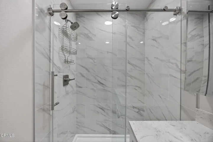24-web-or-mls-UpmarketMedia-659Ree-070