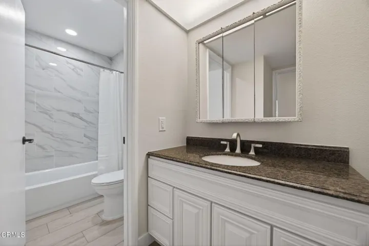 27-web-or-mls-UpmarketMedia-659Ree-080