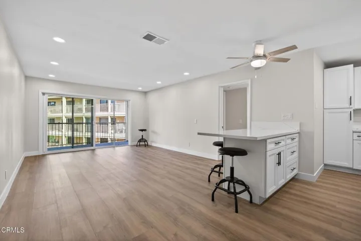 3-web-or-mls-UpmarketMedia-659Ree-007