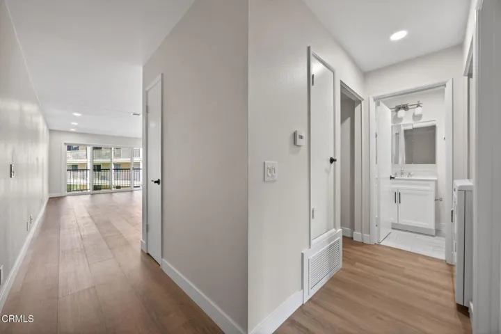 2-web-or-mls-UpmarketMedia-659Ree-004