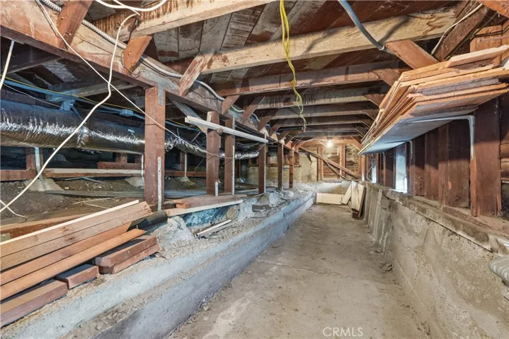 Large bonus storage under house