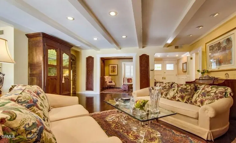 livingroom den