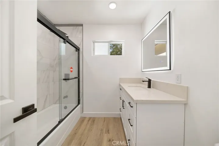 6714 Jellico, Lake Balboa, California 91406