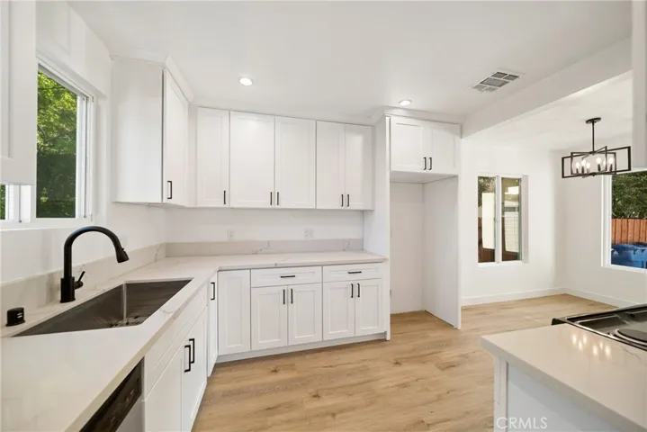 6714 Jellico, Lake Balboa, California 91406
