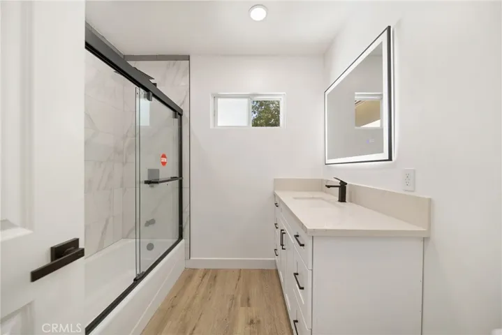 6714 Jellico, Lake Balboa, California 91406