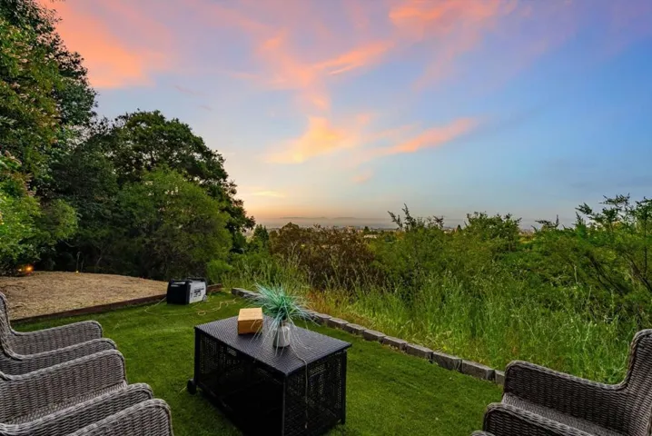 220 Robin Road, Hillsborough, California 94010