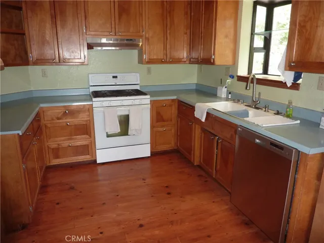 The U-shaped kitchen gives you a very convenient working area.