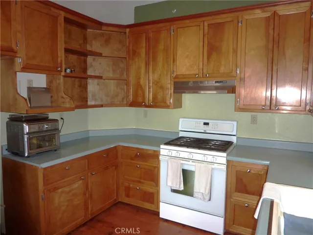 Plenty of cabinets in the kitchen and a nice range oven.