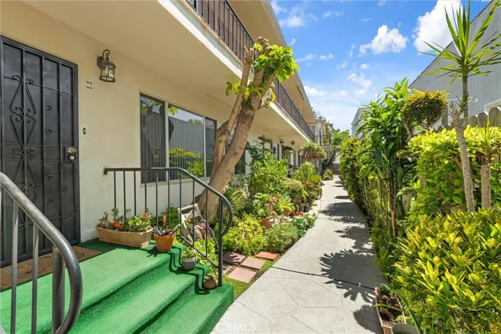 Well maintained small complex