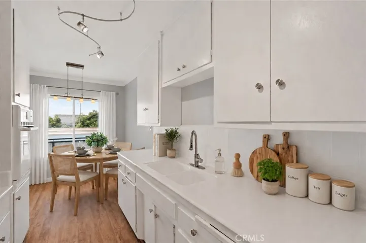 *Virtually Staged* Kitchen open to dining room