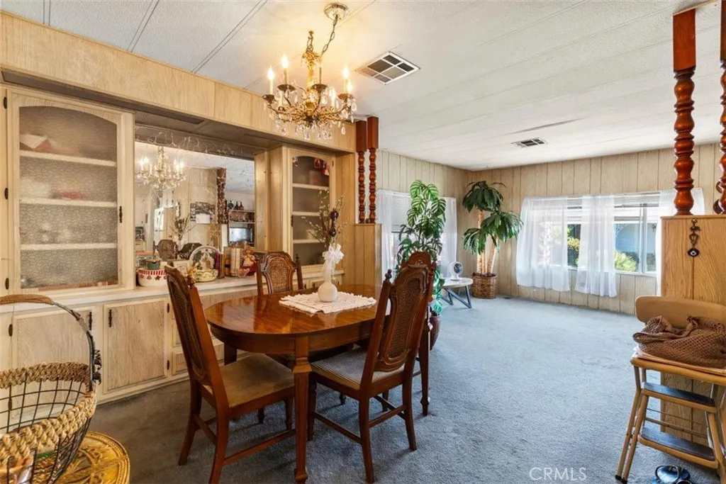 Virtually Staged: Well Lit Dining Area
