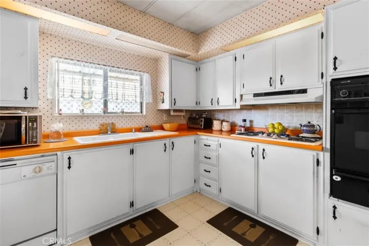 Kitchen Counter / Cabinet Detail