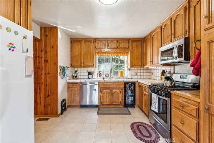 24526 Horst Drive, Crestline, California 92325