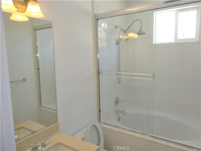 Top floor - Hallway full bathroom