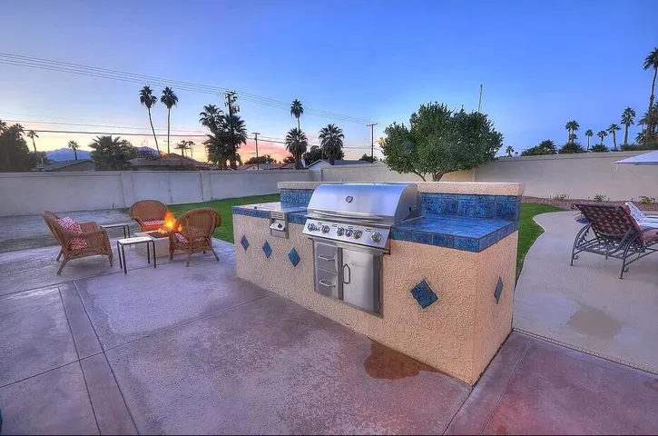 Built in BBQ & fire pit