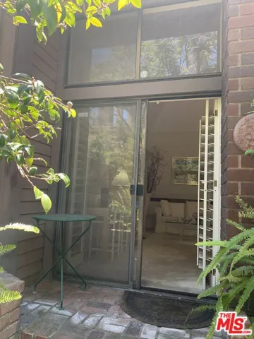 Entry to ;oving room