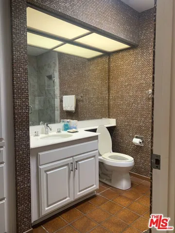 Upstair second bathroom