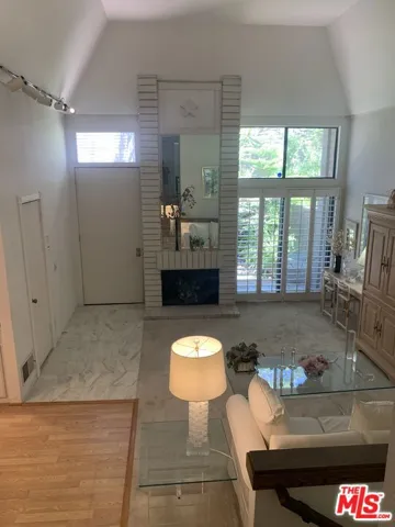 Living room w/fireplace