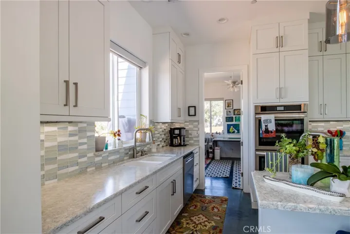 Marble backsplash and high-end finishes
