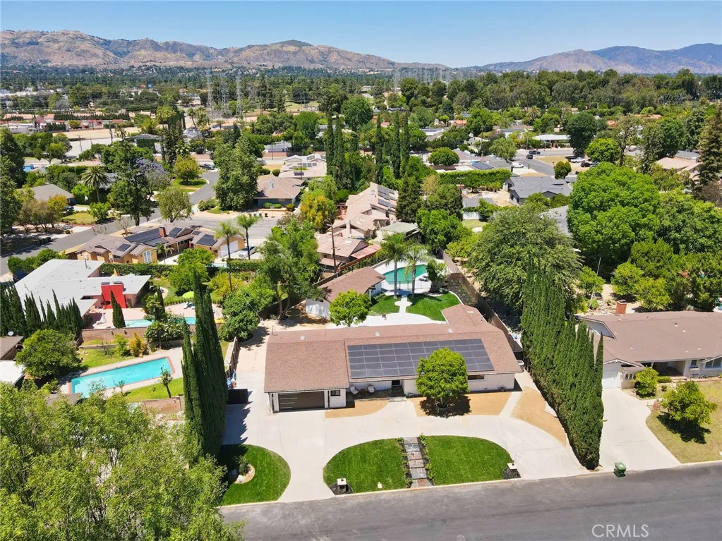 NEIGHBORHOOD AND MOUNTAIN VIEWS