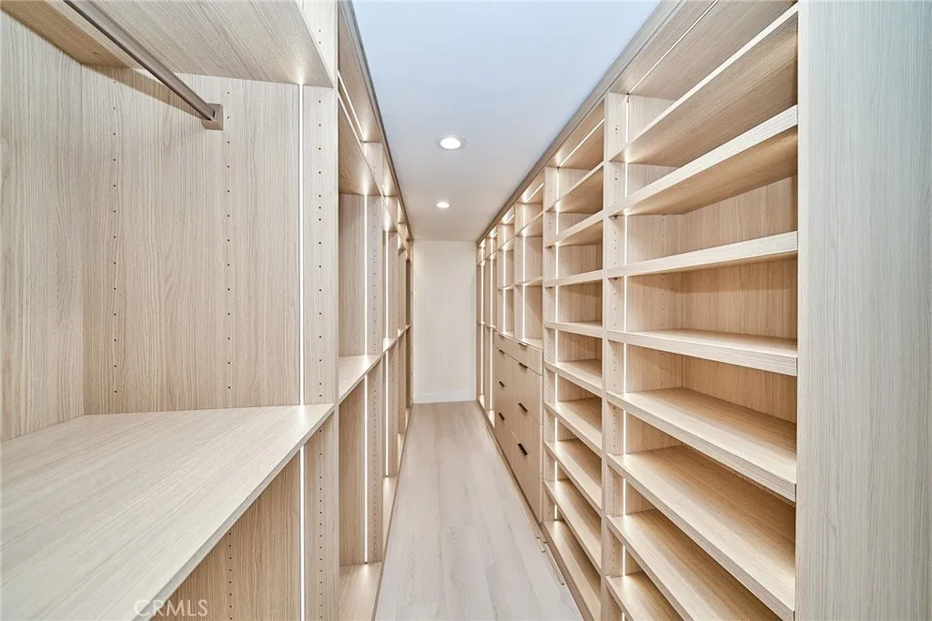 CUSTOM WALK-IN CLOSET