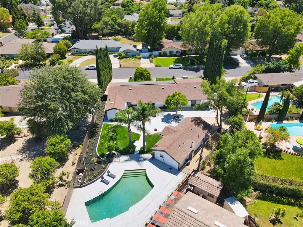 PRIVATE RESORT-STYLE BACKYARD