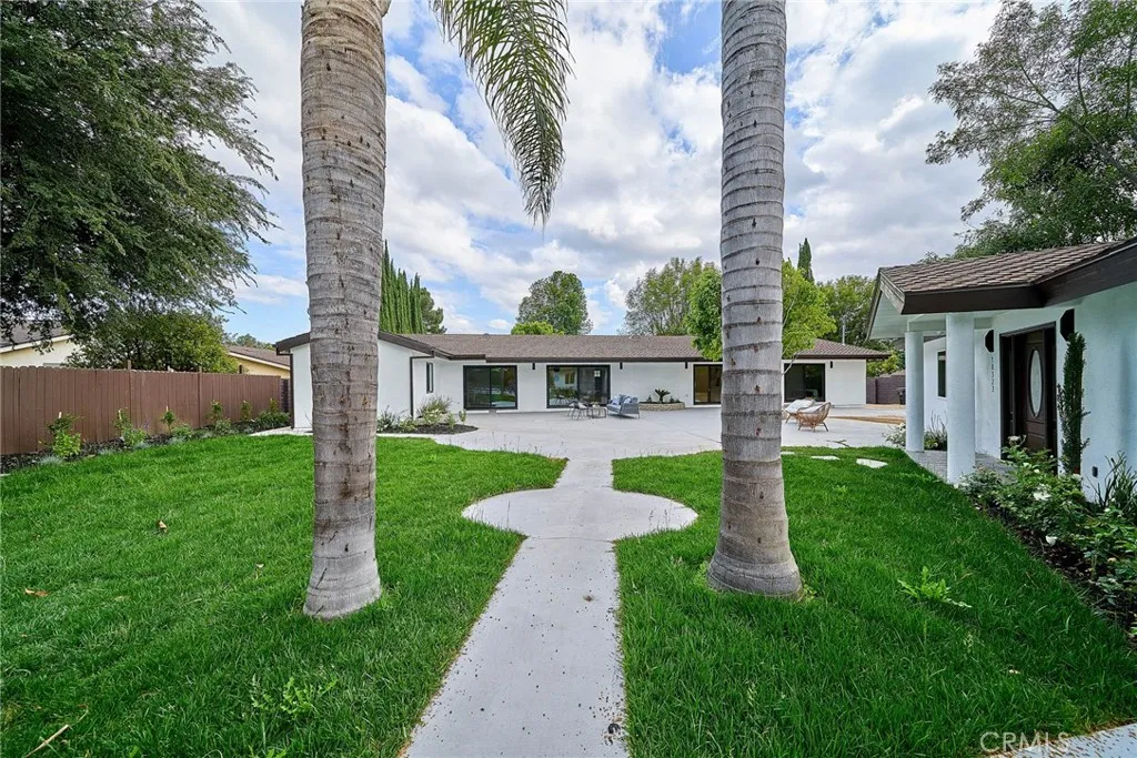 PRIVATE ENTERTAINER'S YARD