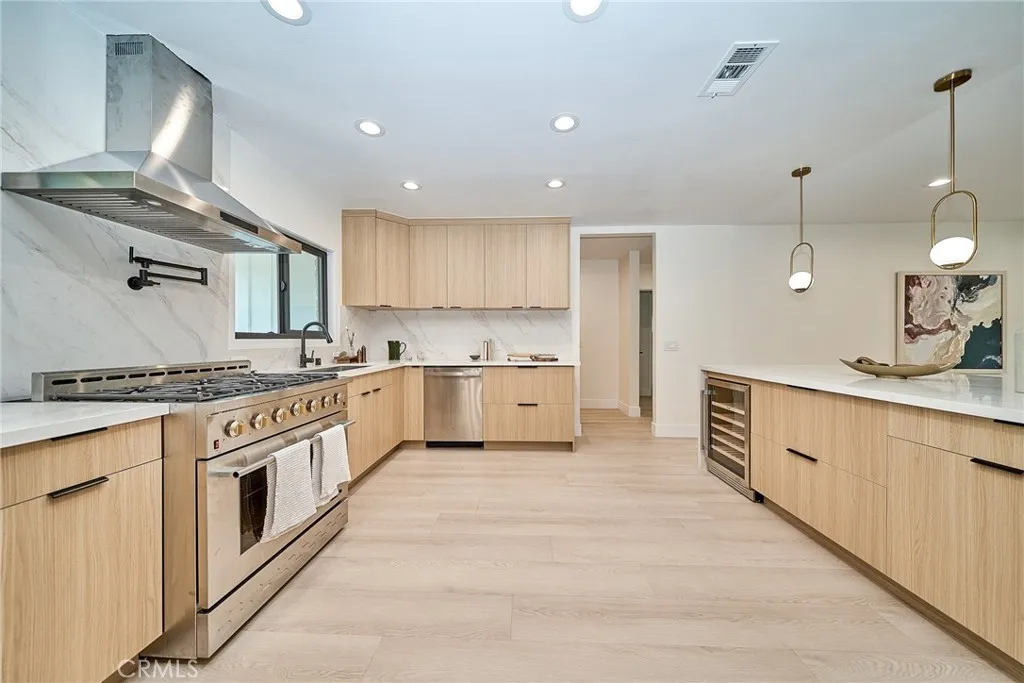 OPEN-CONCEPT DESIGNER KITCHEN