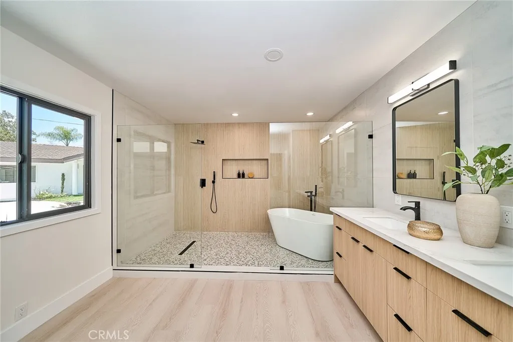 SPA-STYLE PRIMARY BATHROOM