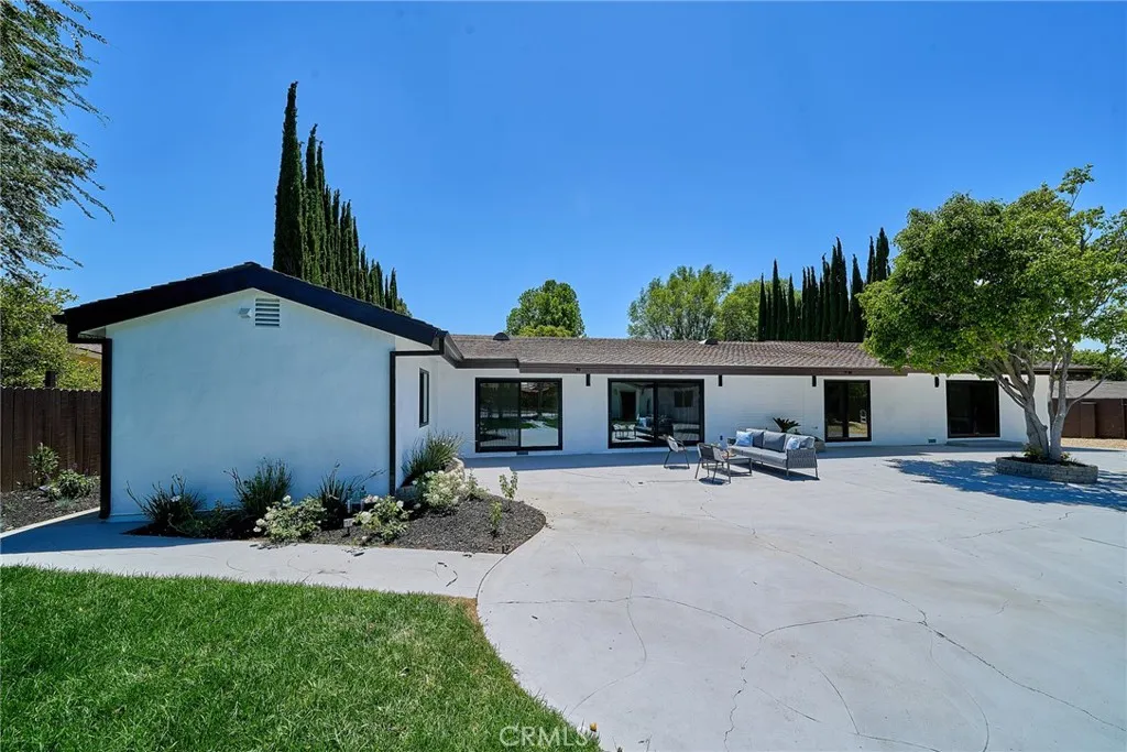 LARGE PRIVATE BACKYARD