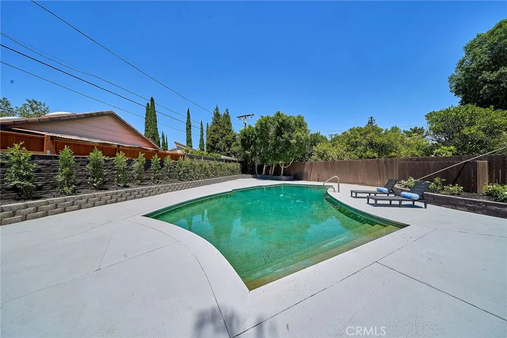 RESORT-STYLE SWIMMING POOL