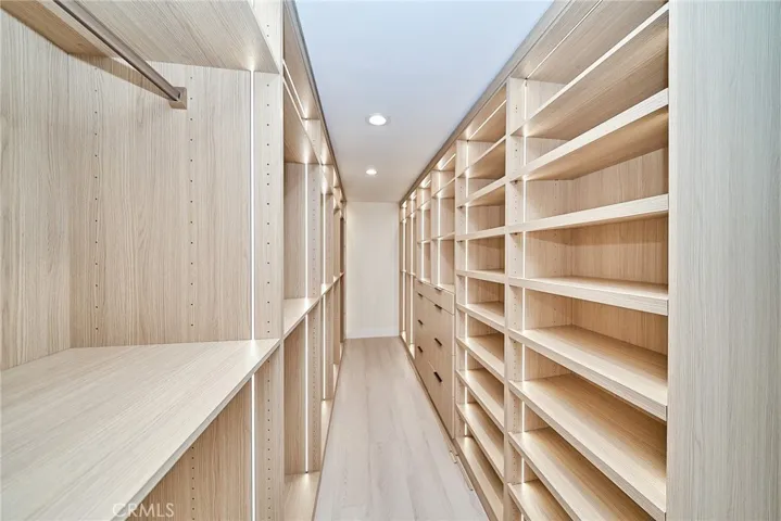 CUSTOM WALK-IN CLOSET