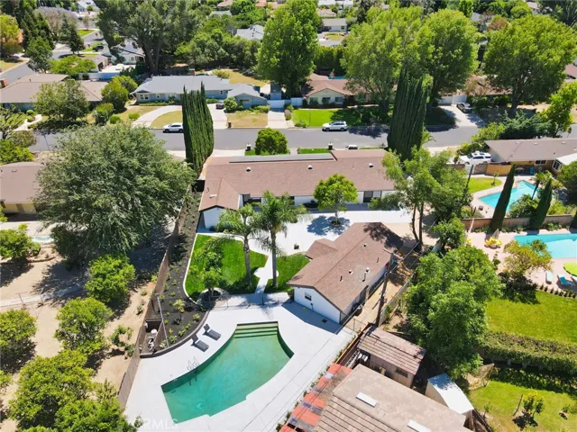 PRIVATE RESORT-STYLE BACKYARD