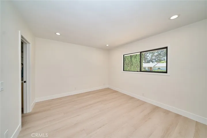 ENSUITE BEDROOM WITH WALK-IN CLOSET