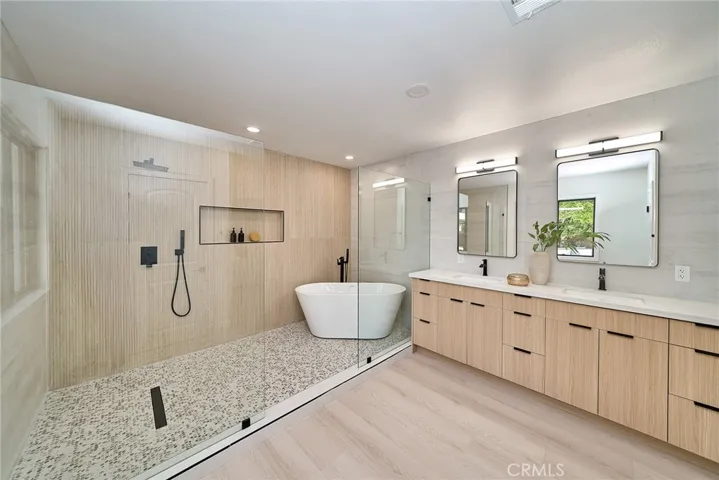 LUXURY PRIMARY BATH