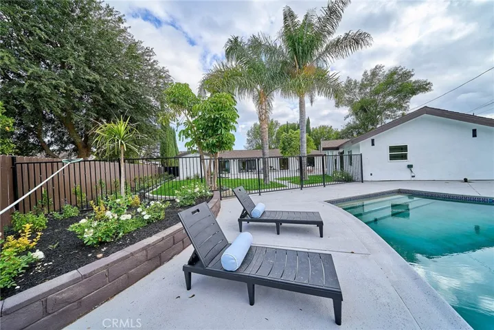 POOLSIDE LOUNGE AREA