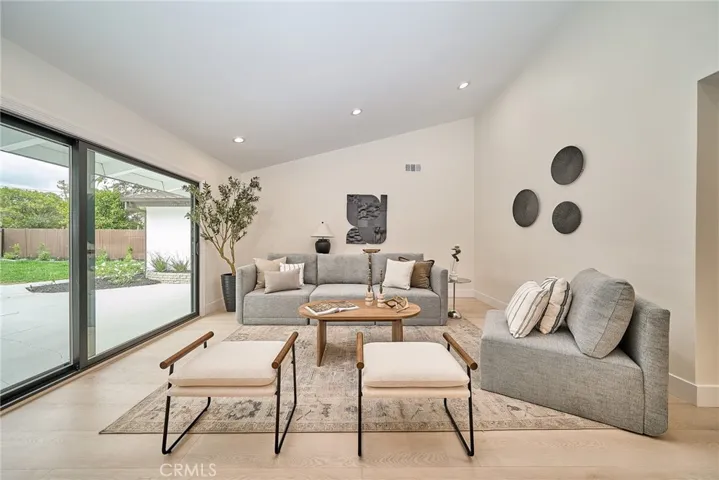 OPEN-CONCEPT LIVING ROOM WITH DIRECT ACCESS TO THE BACKYARD