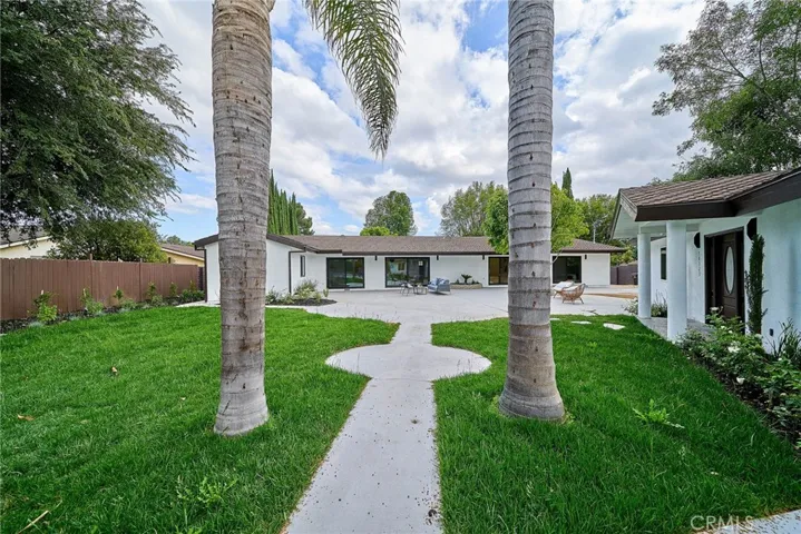 PRIVATE ENTERTAINER'S YARD