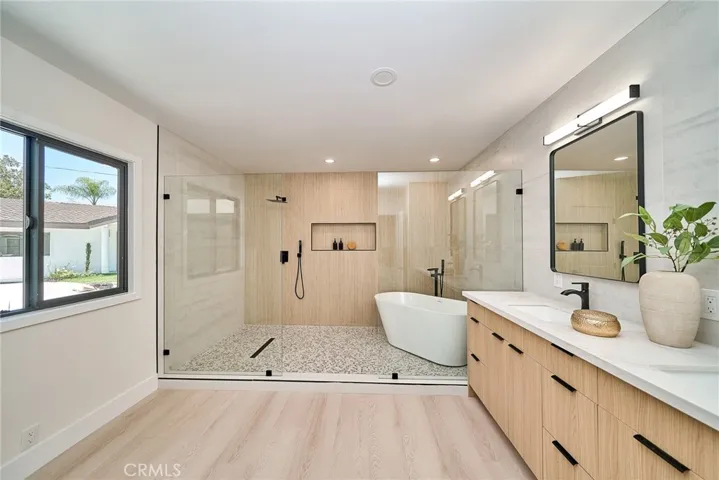 SPA-STYLE PRIMARY BATHROOM