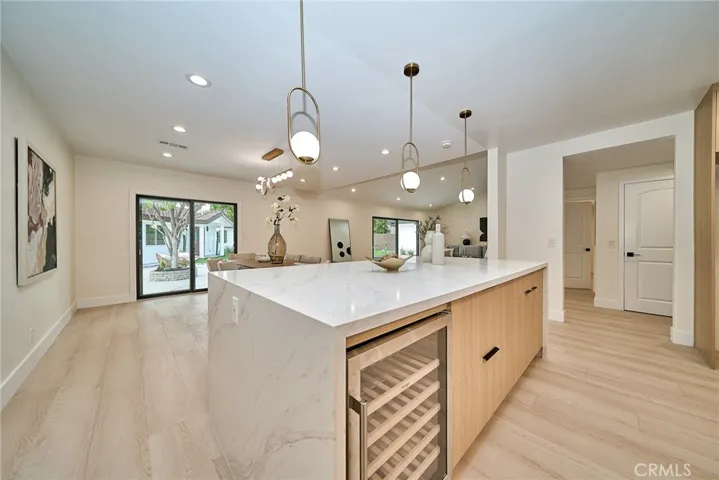LARGE ISLAND WITH BUILT-IN WINE FRIDGE