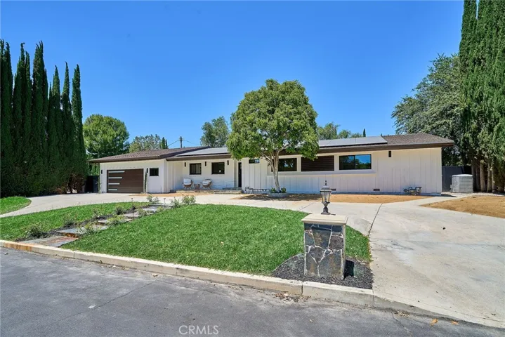 CURB APPEAL WITH CIRCULAR DRIVE